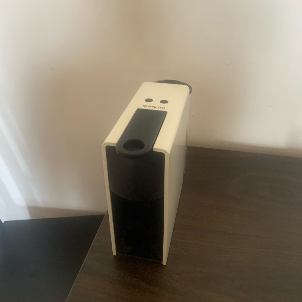 Nespresso - Breville Essenza Mini Espresso Machine